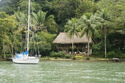 03 Life on the river for some.JPG © Ian & Andrea Treleaven